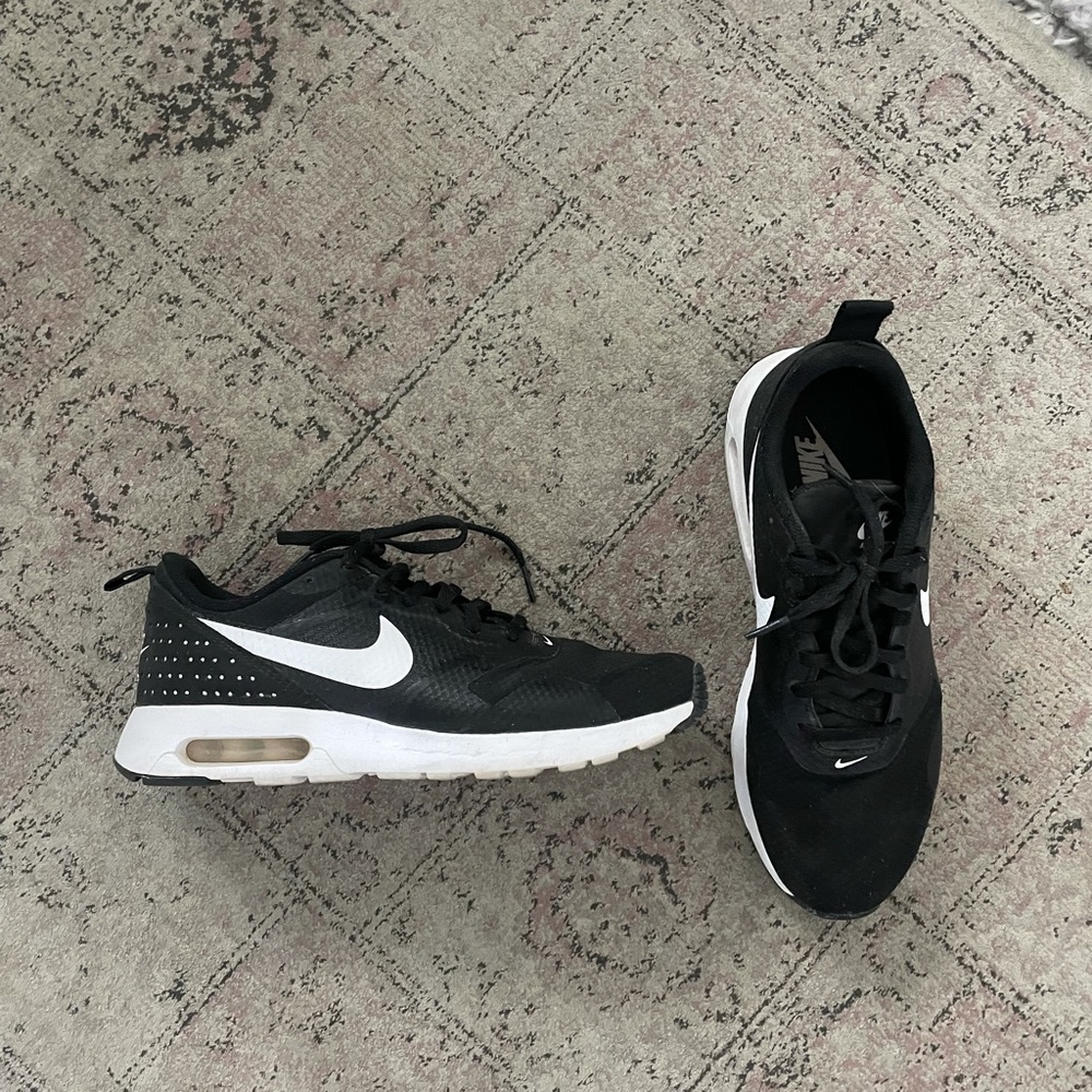 Nike Black and White Women’s Athletic Shoes